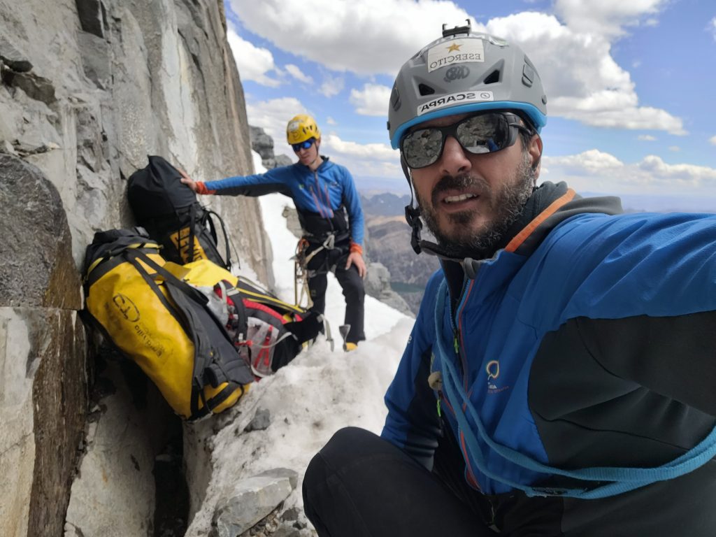Alessandro Zeni e Stefano Cordaro trasportano a valle tutti i materiali. Foto archivio Della Bordella