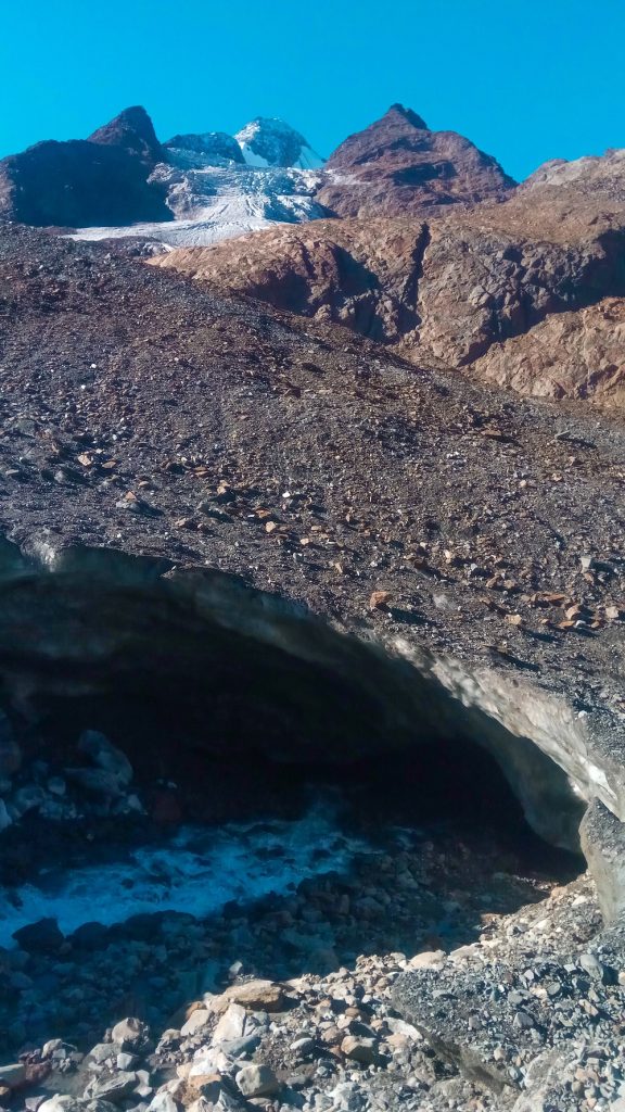 Il grande ingresso della grotta di contatto (subglaciale) prodotta dall