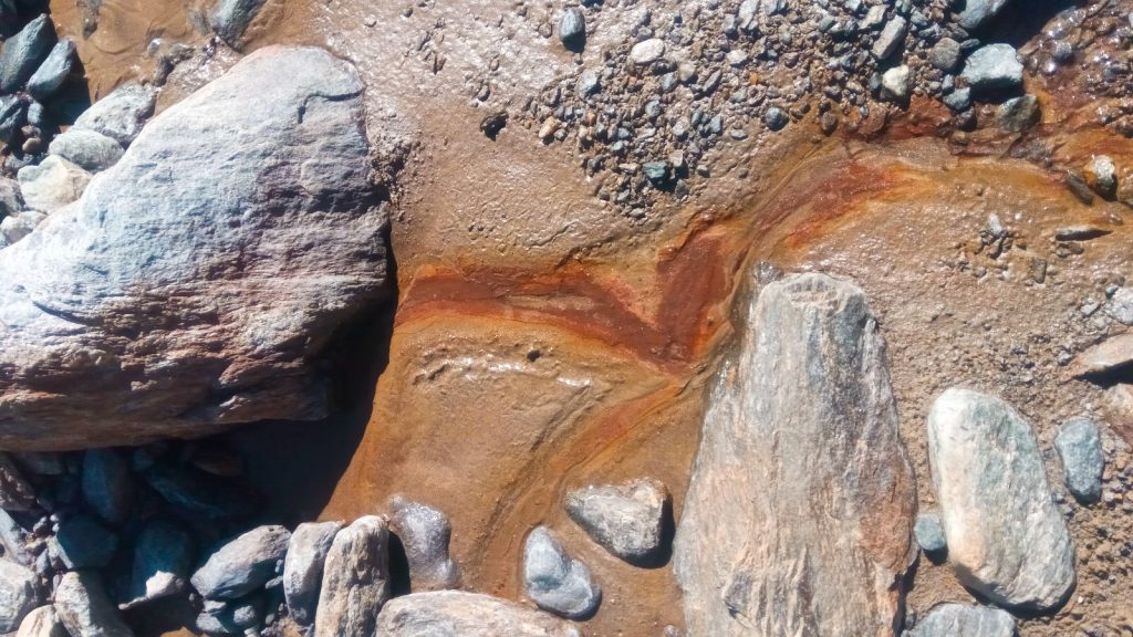 Uno dei molti drenaggi acidi provenienti dalla base di un rock glacier - Foto Andrea Benassi