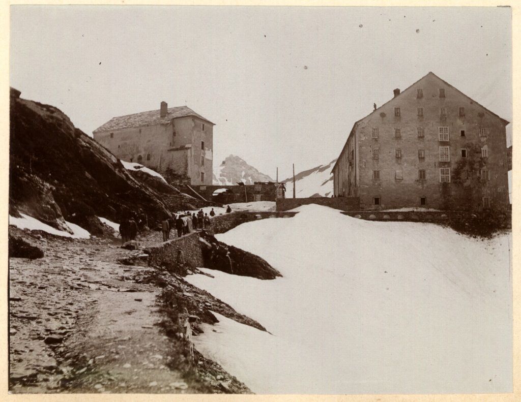G.S.Bernardo. Valle Del Gran San Bernardo, Escursionisti In Prossimita