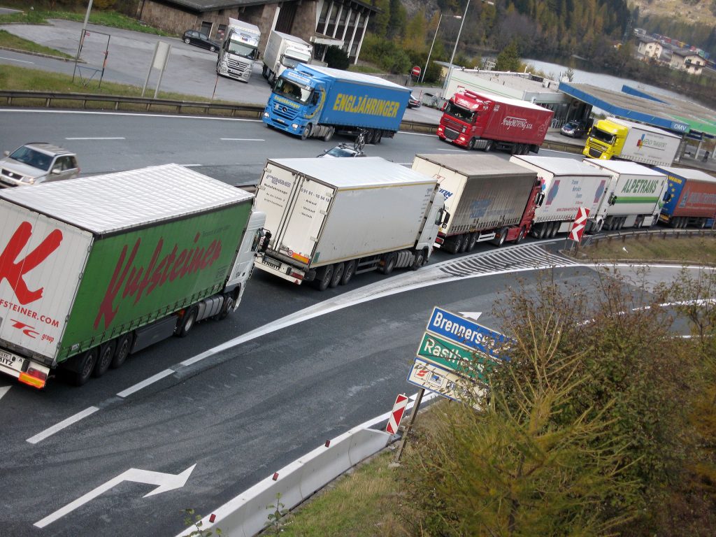 Camion al Passo del Brennero - Foto Wikimedia Commons @MartinPutz