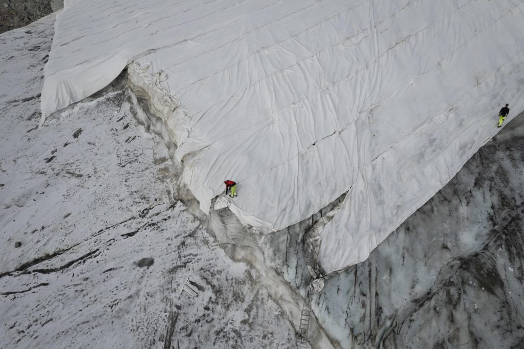 Rimozione dei teli sul Corvatsch - Foto ANSA/EPA/GIAN EHRENZELLER PICTURE TAKEN WITH A DRONE
