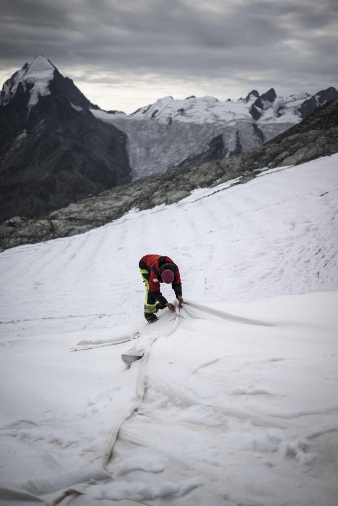Rimozione dei teli sul Corvatsch - Foto ANSA/EPA/GIAN EHRENZELLER