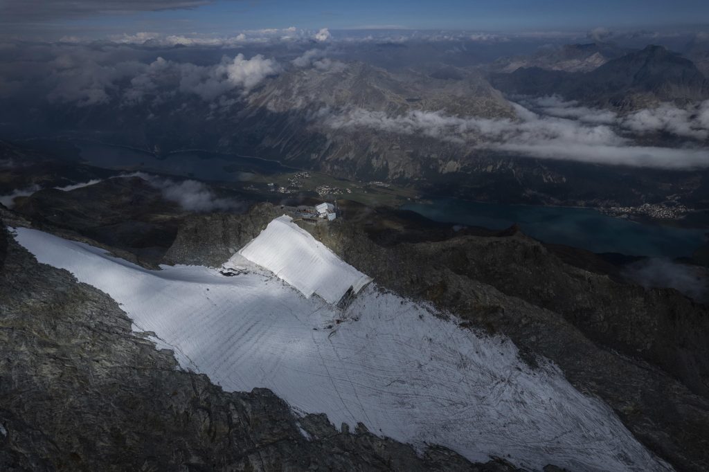 Ghiacciaio Corvatsch - Foto ANSA/EPA/GIAN EHRENZELLER PICTURE TAKEN WITH A DRONE