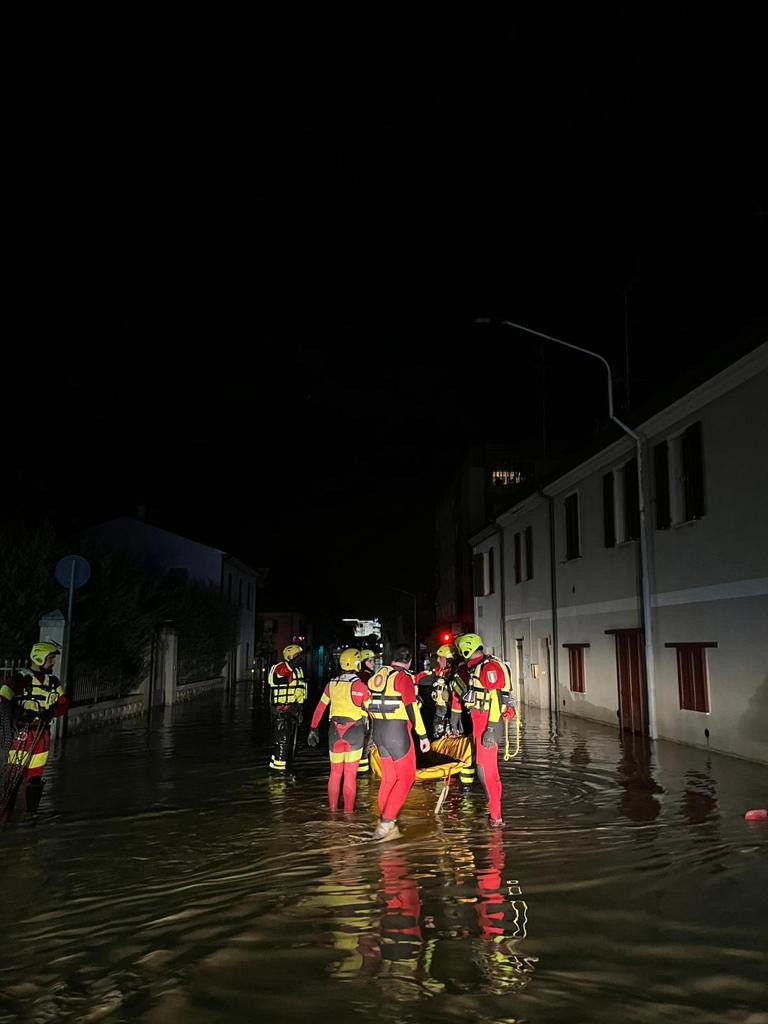 Un momento delle operazioni di soccorso della Croce Rossa Italiana effettuate a Senigallia, Sassoferrato e Cagli, Foto ANSA/US/CROCE ROSSA ITALIANA 
