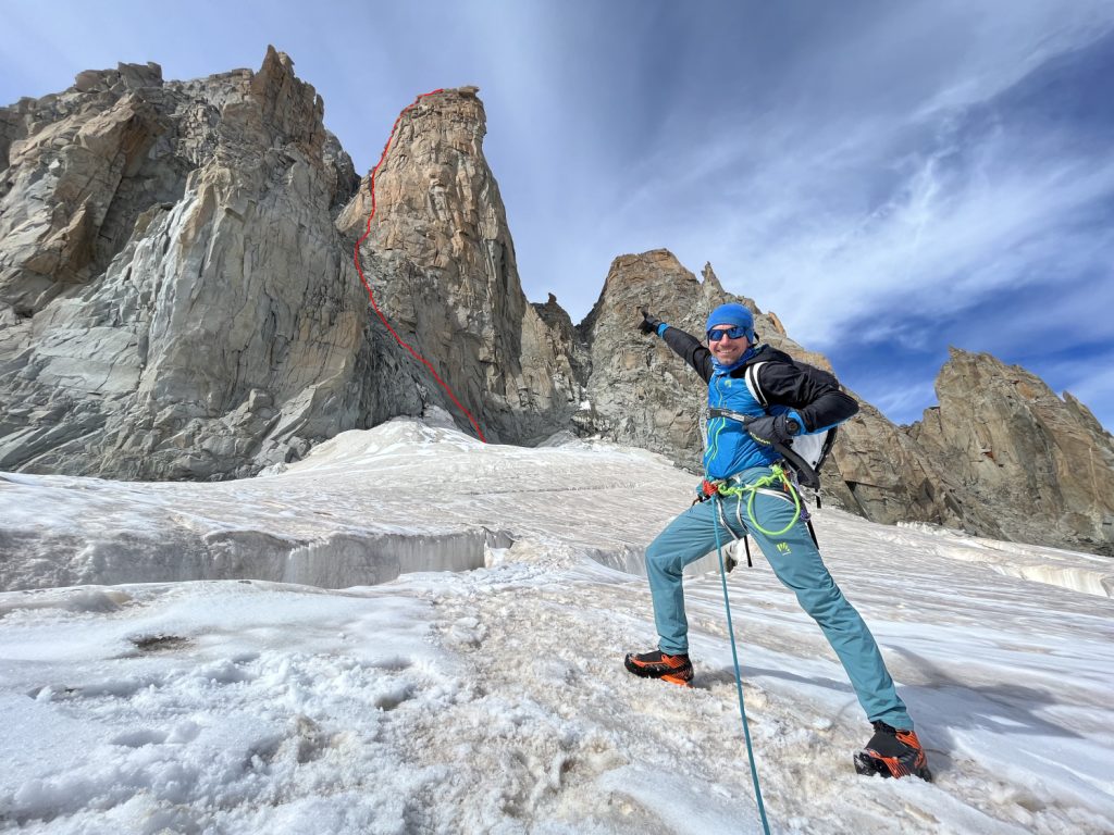 Filip indica la via appena scalata in 49 minuti, foto Vittorio Maggioni