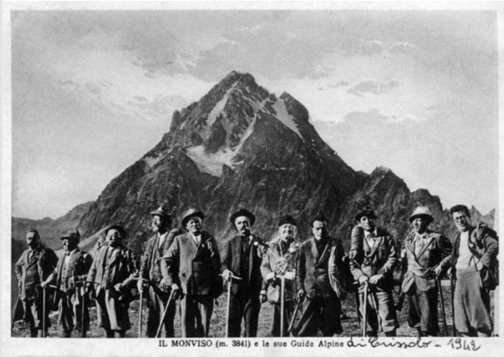 Una cartolina postale del 1942: le guide alpine
di Crissolo in un fotomontaggio. Foto Archivio Don Luigi Destre