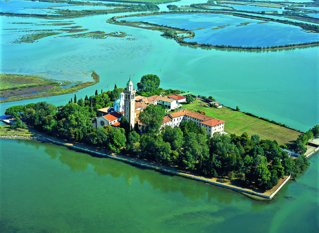 a piccolissima isola
di Barbana, nella laguna
di Grado, dove si trova
un santuario mariano di antichissima origine,
oggi sede di una comunità
di monaci della Congregazione benedettina del Brasile.
Foto MASSIMO CRIVELLARI