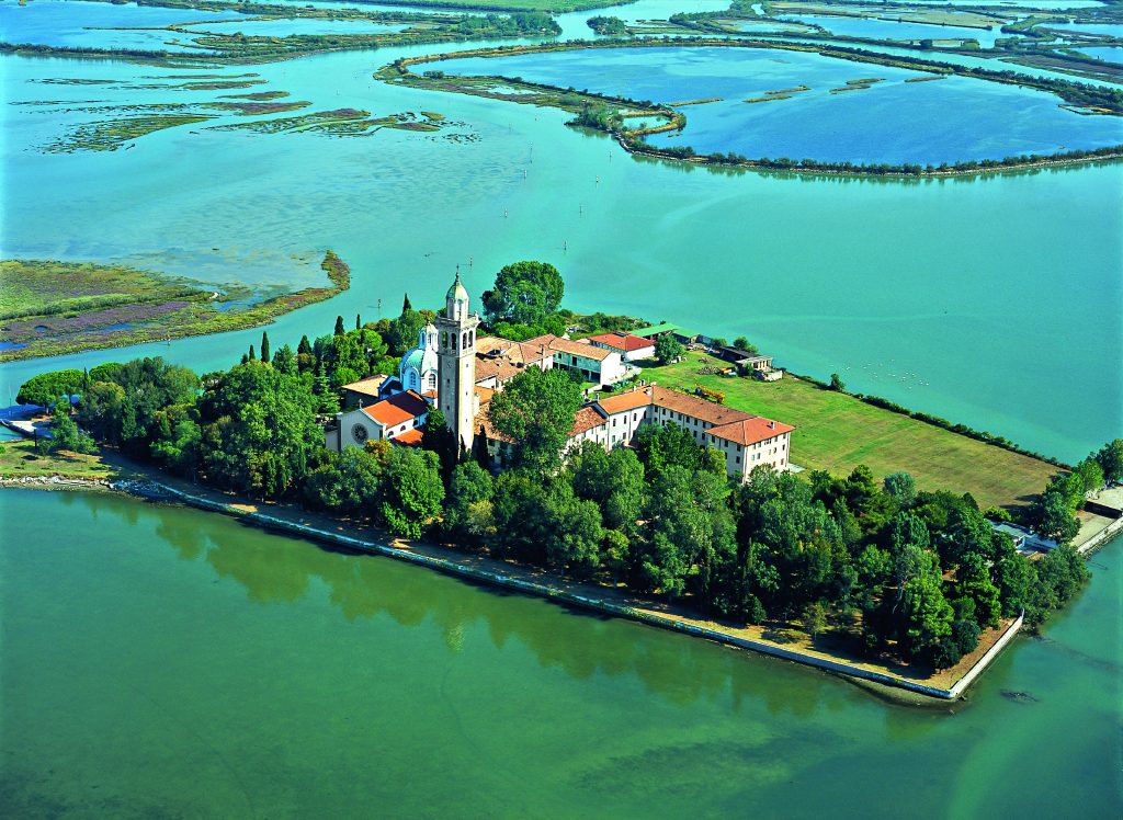 a piccolissima isola
di Barbana, nella laguna
di Grado, dove si trova
un santuario mariano di antichissima origine,
oggi sede di una comunità
di monaci della Congregazione benedettina del Brasile.
 Foto MASSIMO CRIVELLARI