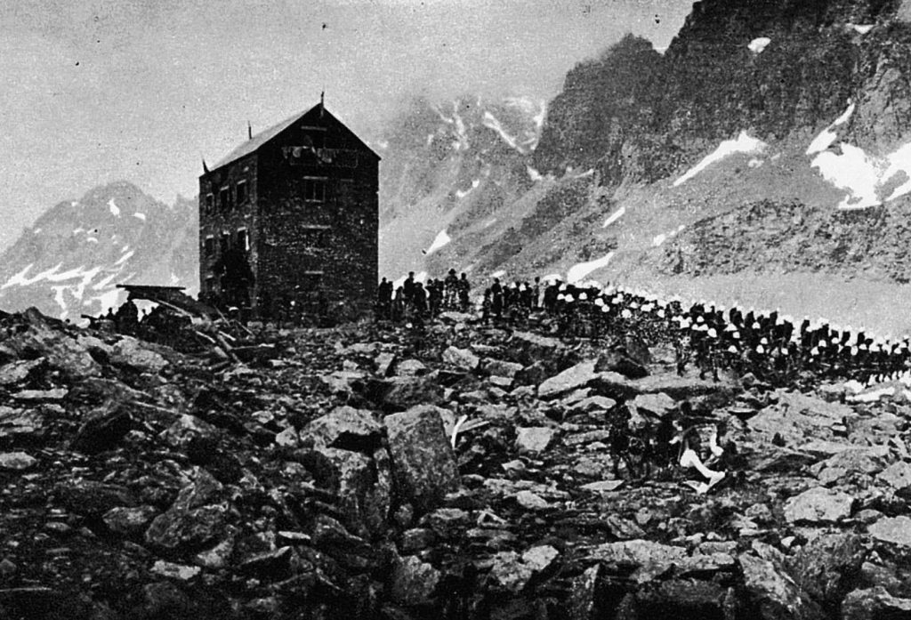 Il rifugio Quintino Sella, al Lago
Grande di Viso (2640 m), nel giorno
dell’inaugurazione, il 23 luglio 1905. Foto Archivio rif. Quintino Sella