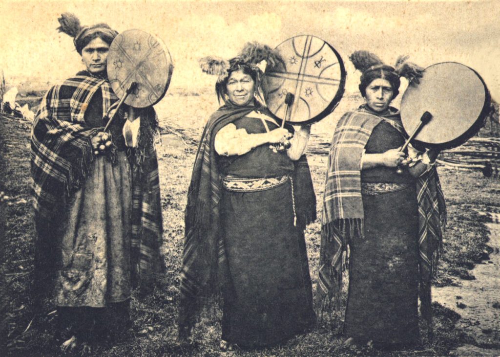 Machi (shamane) Mapuche, 1900 - Foto Wikimedia Commons