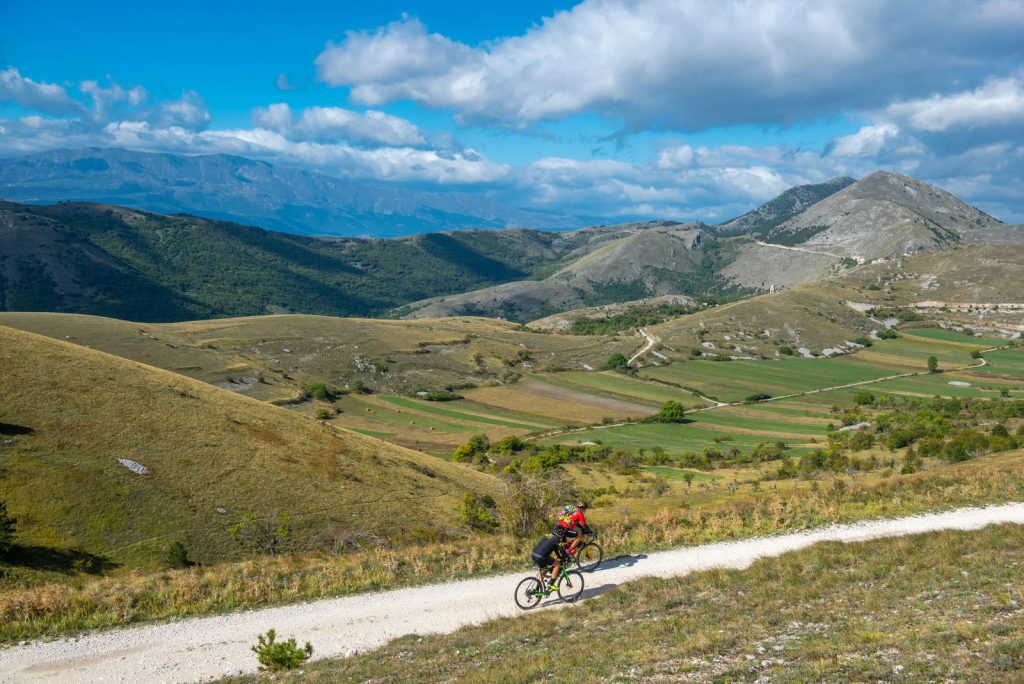 Nova Eroica Gran Sasso 2022, discesa verso Castelvecchio Calvisio