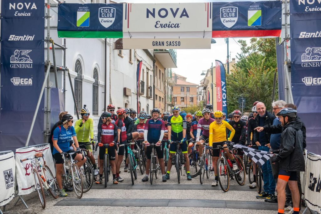 Nova Eroica Gran Sasso 2022, partenza da Castel del Monte