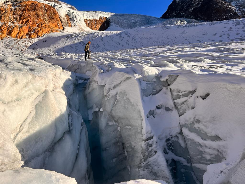 Uno dei mulini glaciali presenti nella parte alta del ghiacciaio (q.2800). si nota il solco (bediere) del torrente superficiale che lo genera e lo tiene aperto durante l
