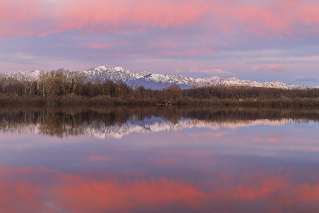 Sonia Fantini - Titolo: Tramonto invernale - Luogo: Lago di Ragogna e San Daniele del Friuli - Didascalia fornita dall’autore: I tramonti invernali nella mia Regione il Friuli Venezia Giulia sono molto scenografici In questa serata in un ora il cielo si è tinto prima di rosa e poi di rosso creando mille atmosfere diverse.