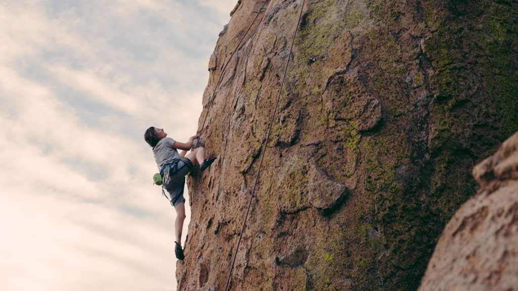 Arrampicata in falesia. Foto via Unsplash