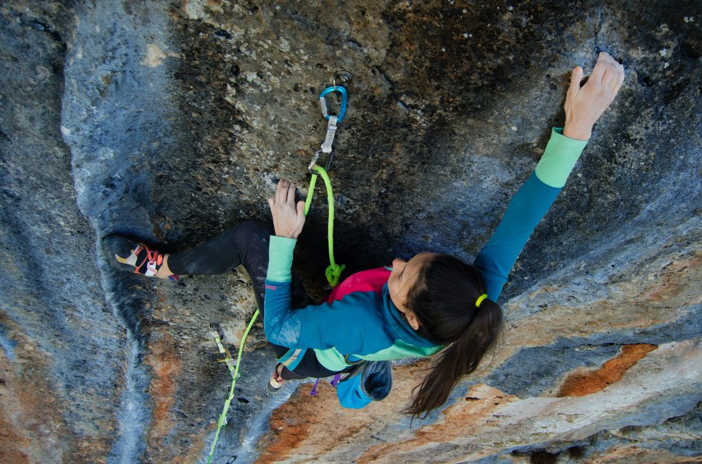 Arrampicata in falesia. Foto via Unsplash