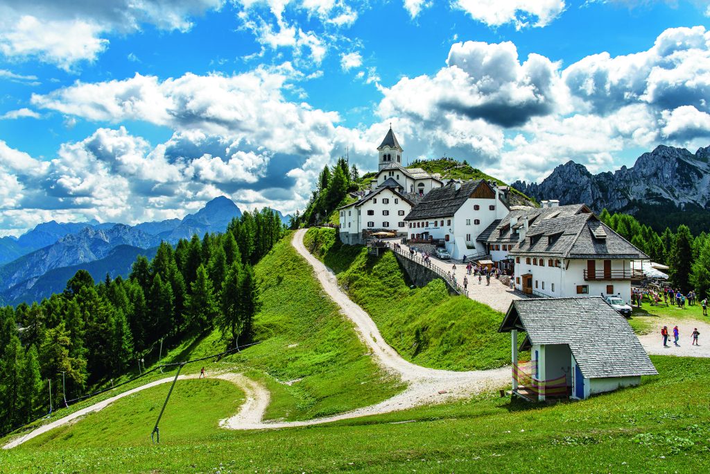Il Monte Santo di Lussari è il borgo più alto della regione friulana: un grappolo di bianche case in stile carinziano, abbarbicate sotto una chiesetta e un campanile che svetta sopra la millenaria foresta di Tarvisio. Foto ULDERICA DA POZZO
