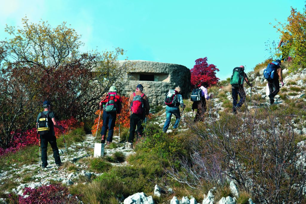 Alcuni camminatori presso un bunker della Prima guerra mondiale
sul Monte Sabotin. Foto ISTOCKPHOTO - ALAMY