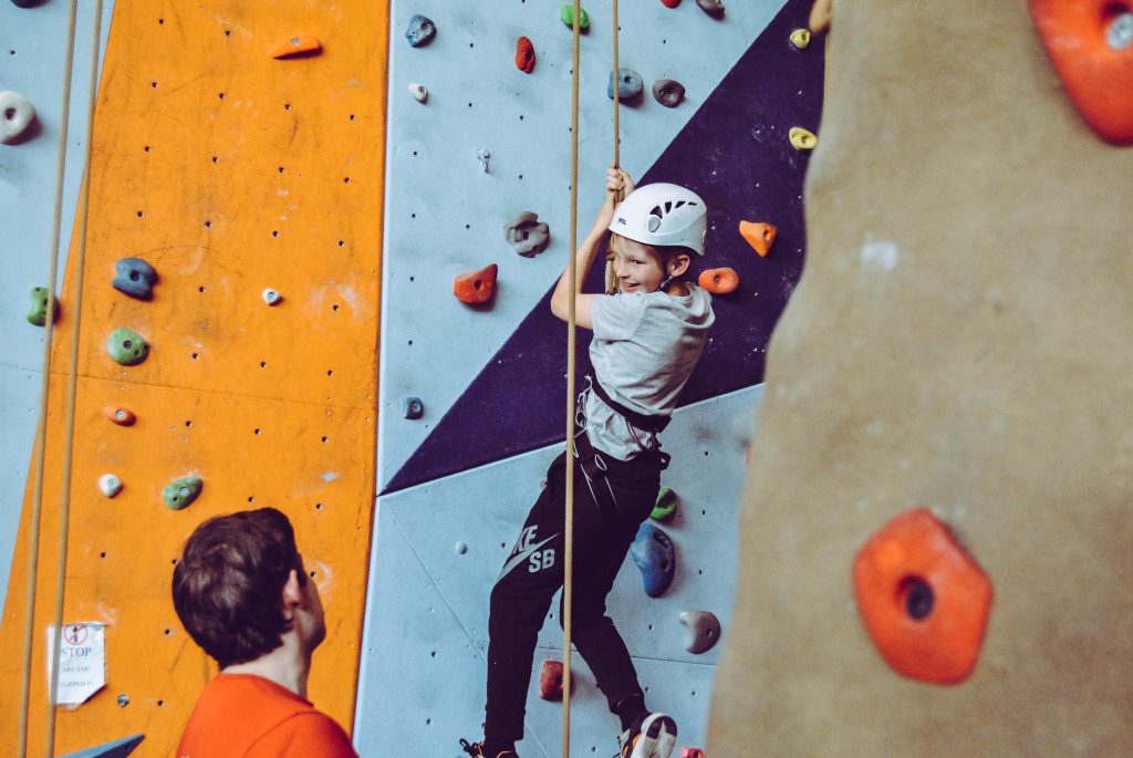 Arrampicata in palestra indoor. Foto via Unsplash