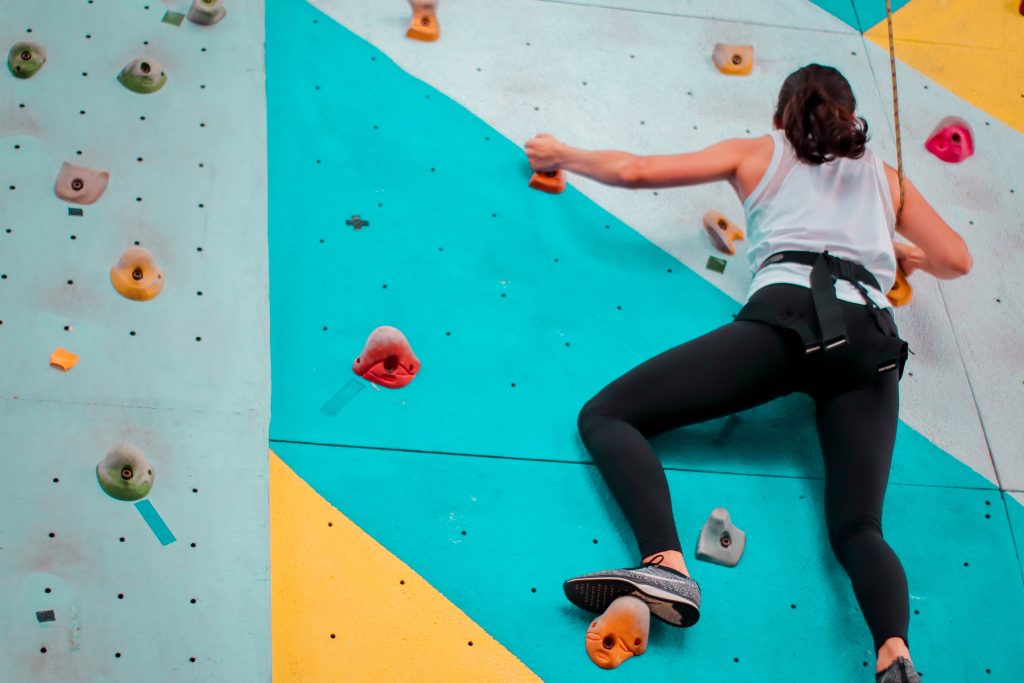 Arrampicata in palestra indoor. Foto via Unsplash