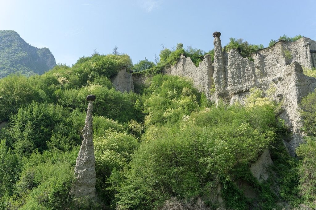 Piramidi di Zone - Foto Wikimedia Commons @Walterkonrad