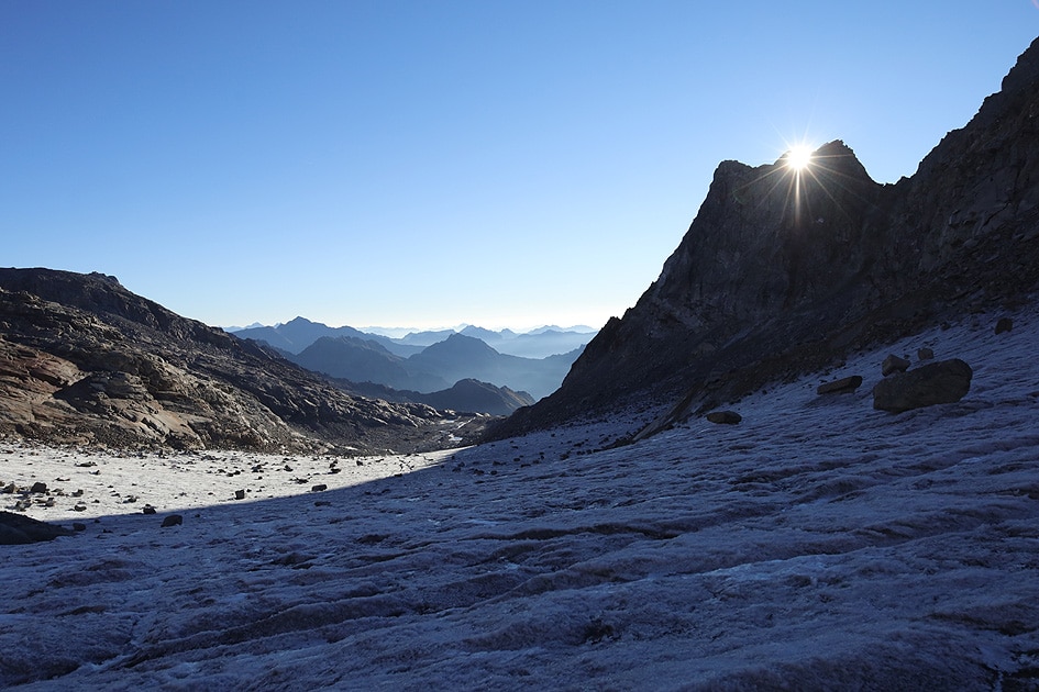 20 settembre 2022, ore 08:15. Il primo raggio di sole raggiunge il Colle Ciardoney salendo sopra la cresta della Grande Uja (3325 m). Grazie ai venti freddi e asciutti da Nord-Ovest dei giorni precedenti, la giornata è serena e trasparente come poche volte è capitato di sperimentare durante le campagne di misura. L