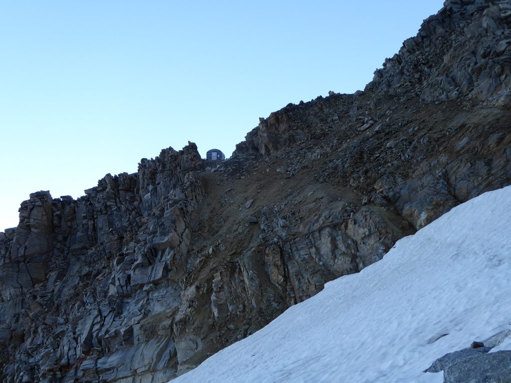 Il solitario bivacco Sberna visto dal ghiacciaio di Montandayné - Foto FB CAI - Sezione di Firenze