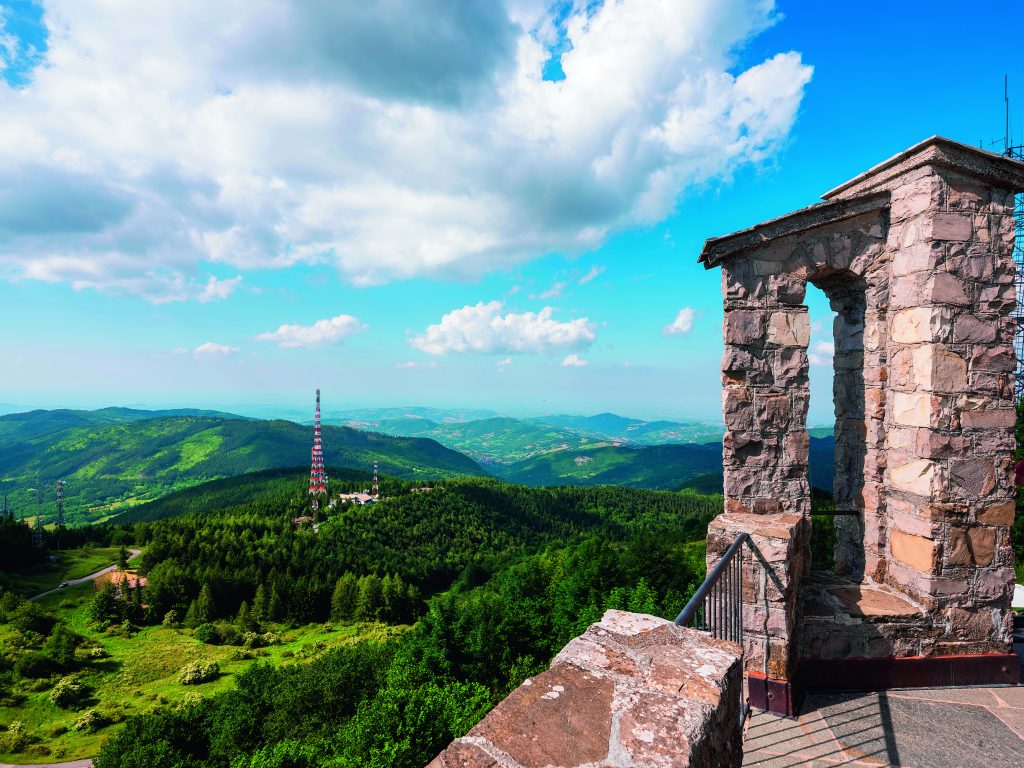 Santuario di Santa Maria in Monte Penice. In posizione panoramica, sulla vetta di una delle cime più alte dell’Appennino ligure-emiliano, il santuario offre una vista affascinante che spazia dalle colline dell’Oltrepò pavese e dalla Valle Staffora, fino a Bobbio e alla Val Trebbia. Foto Trattieritratti/Adobe Stock. Foto Luca/Adobe Stock 