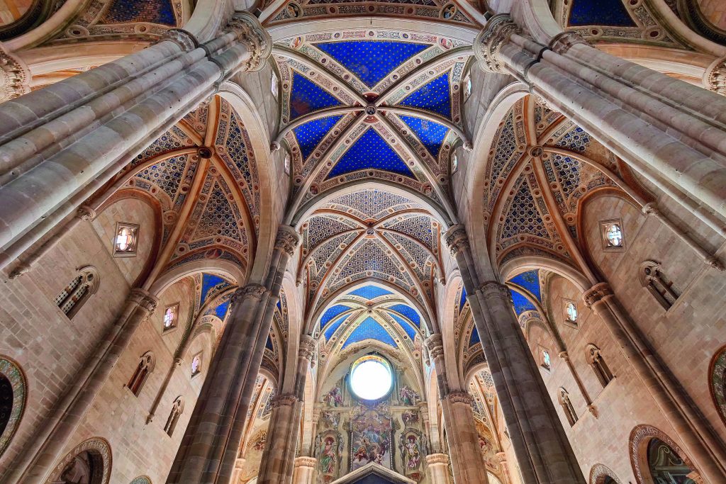 Certosa di Pavia. Il monumentale complesso monastico e santuario della Madonna delle Grazie, fatto erigere da Gian Galeazzo Visconti nel 24 25 Paviael’Oltrepò XIV secolo, è una delle massime espressioni della gloria e della potenza della nobile dinastia e delle ambizioni politiche del duca di Milano. 