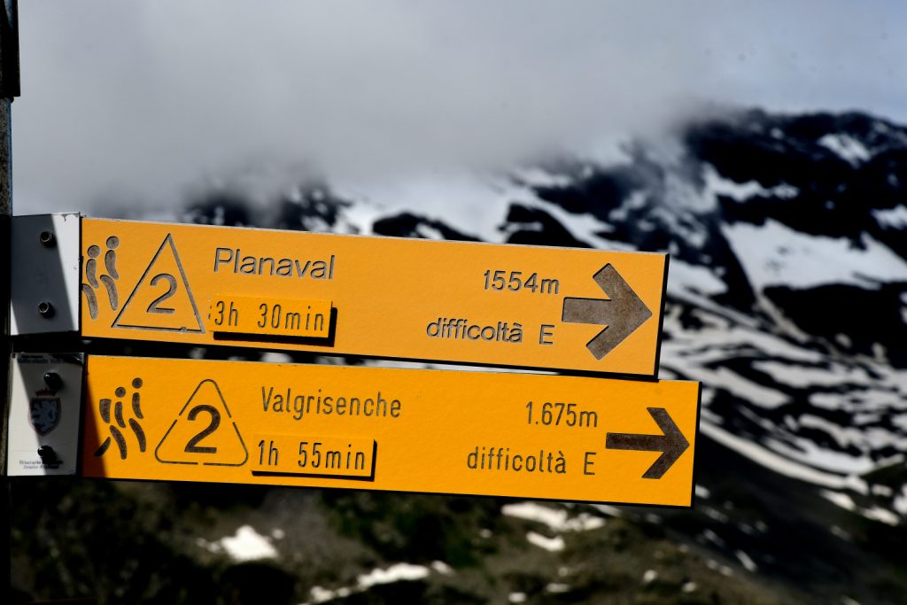 Cartelli al rifugio Epée de Plontans