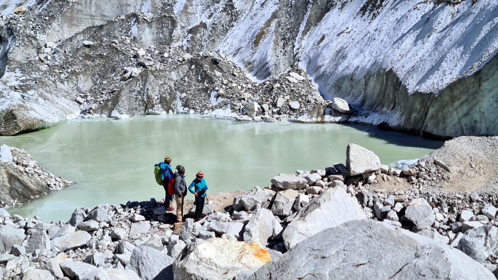 Laghetto glaciale presso il campo base dell