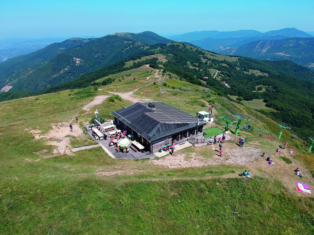Il rifugio Monte Chiappo, raggiungibile
in seggiovia e quindi adatto a chiunque apprezzi taglieri misti e polenta. Da qui partono molte escursioni. Foto rifugio Monte Chiappo FB