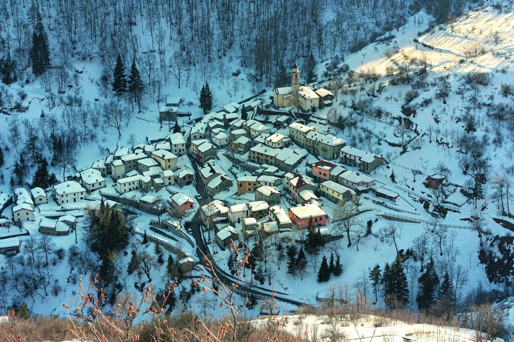 Il borgo di Negruzzo, frazione di Santa Margherita di Staffora, caratterizzato da strade e case in pietra. A fine agosto si festeggia
la fine dell’estate, con musica e i tradizionali ravioli di brasato. Foto Valerio Maruffi/Realy Easy Star