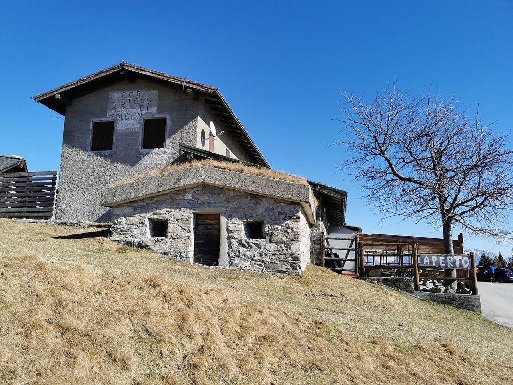 Rifugio Alpe di Colonno - Foto Wikimedia Commons @Kaitu