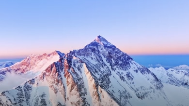 Photo of La cima all’Everest vista dal drone che vola a 9200 metri di quota