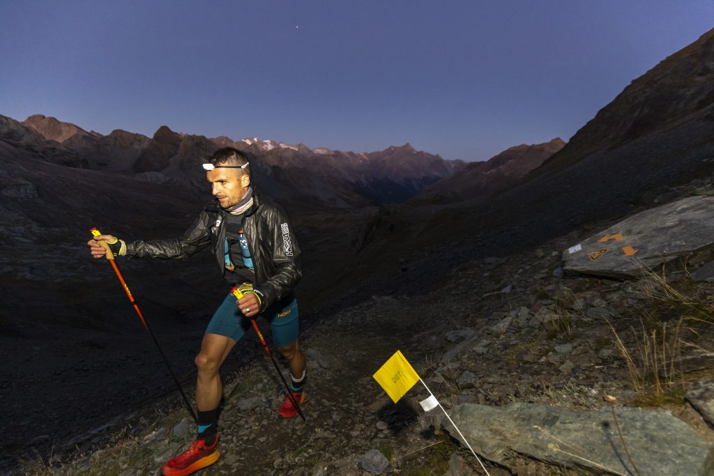 Jonas di notte, sui sentieri del Tor. Foto Stefano Jeantet/Karpos