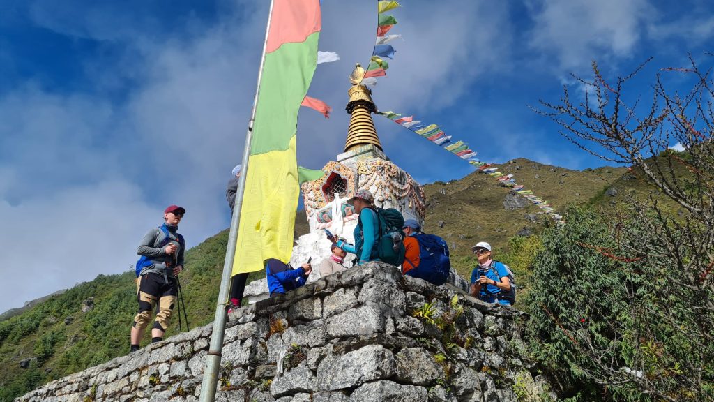 Chorten e trekker tra Namche Bazar e Tengboche