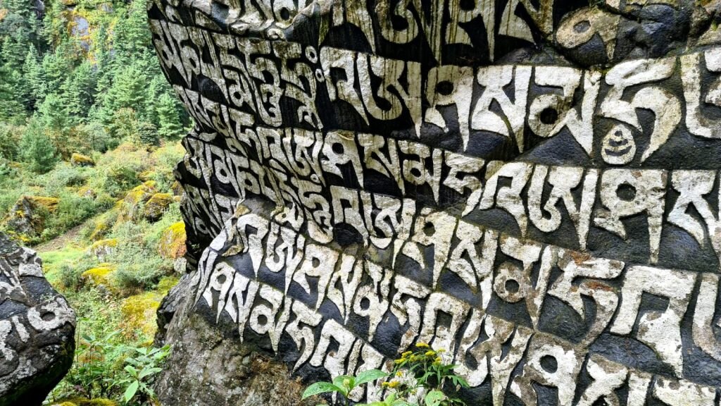 Una scritta di preghiere accanto al sentiero 