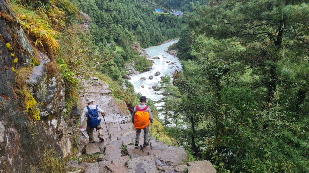 Il sentiero e la Dudh Kosi tra Phakding e Ghat