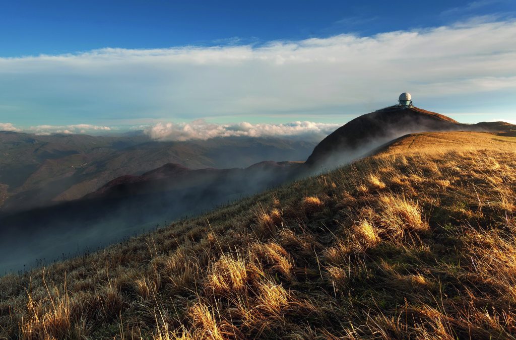 Dalla vetta
del Monte Lesima (1.724 metri), la visuale spazia sulle province
di Pavia e Piacenza,
ma si scorgono altrettanto bene le Alpi e nelle giornate terse si riconosce la Corsica. In estate i suoi prati fioriscono di orchidee, fiordalisi, botton d’oro e aquilegie. L’antenna radar dell’ENAV, prossima alla cima, rende inconfondibile
la sagoma del monte. Foto Mauritius Images/AGF