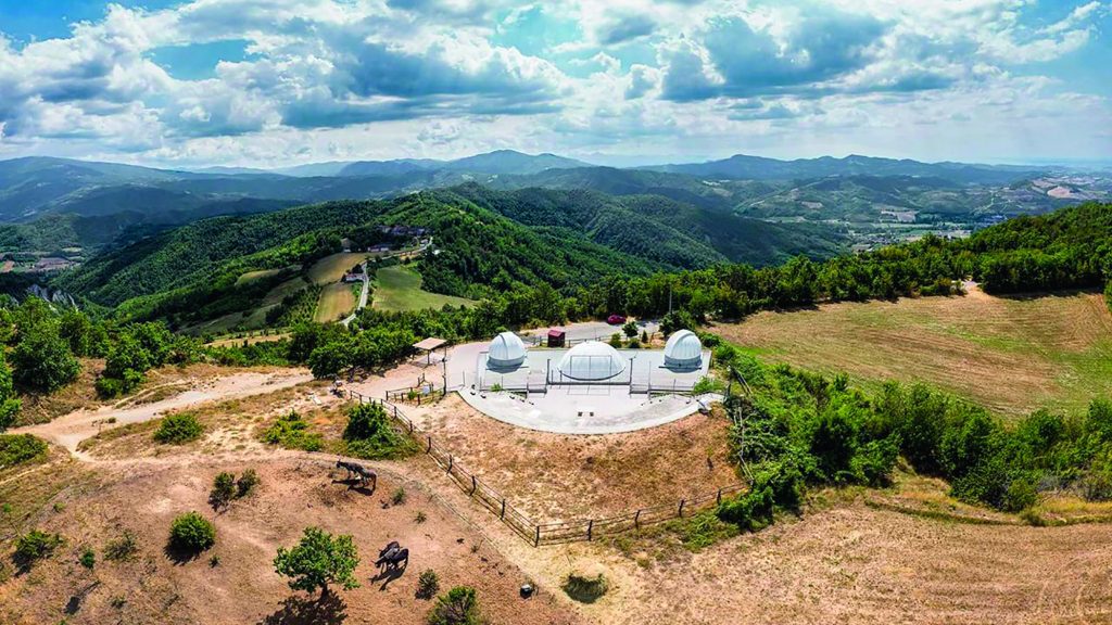 L’Osservatorio Astronomico di Ca’ del Monte. La cupola centrale ospita il planetario. Disponibili per il pubblico binocoli giganti e telescopi nello spazio antistante alla struttura. Foto Valerio Maruffi/Realy Easy Star