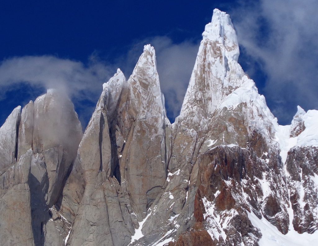 Il Cerro Torre a destra, accanto la Torre Egger. Foto Salvaterra - Ande.it 