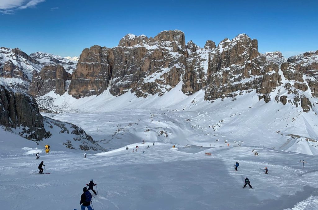 cortina, neve bagnata