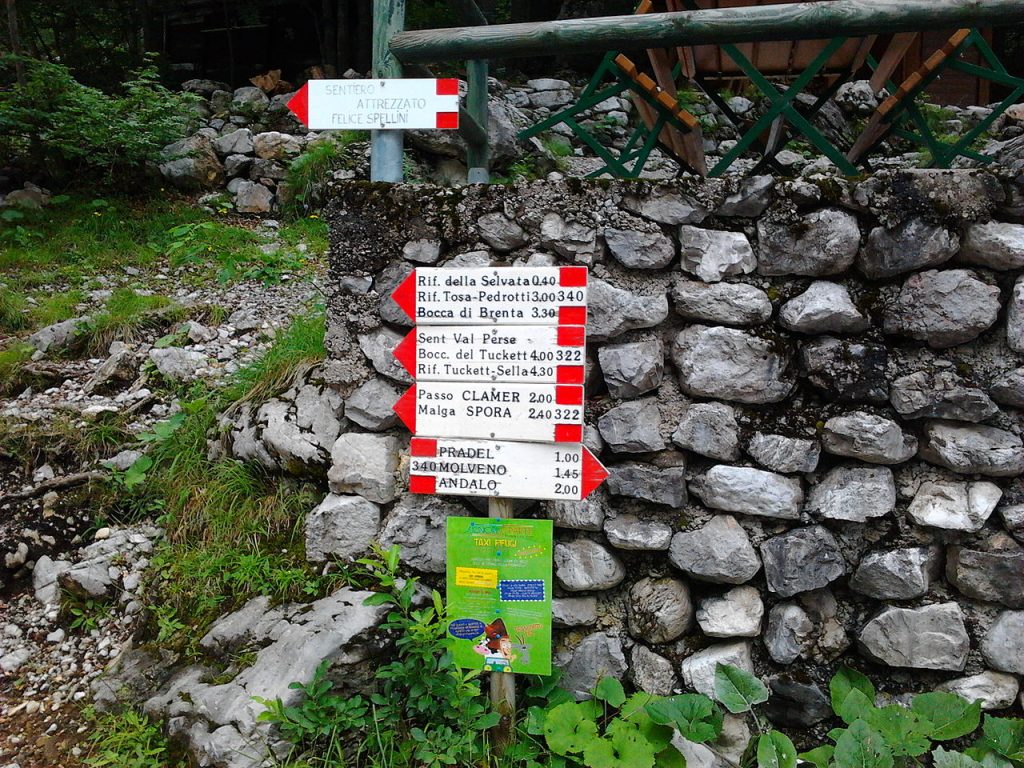 Indicazioni sentieri Dolomiti di Brenta - Foto Wikimedia Commons @Poglio