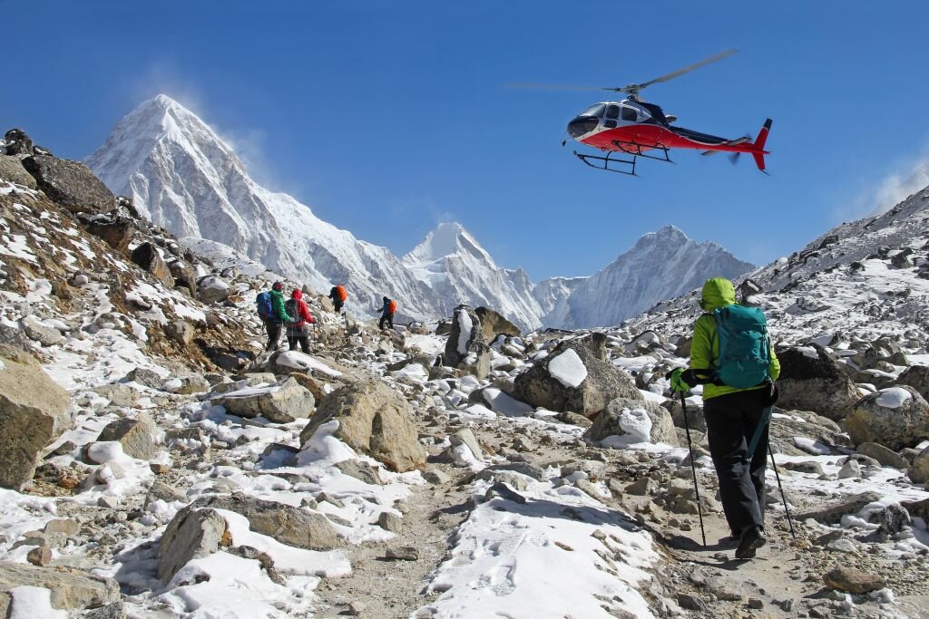 Elicottero nella valle del Khumbu. Foto Adobe Stock