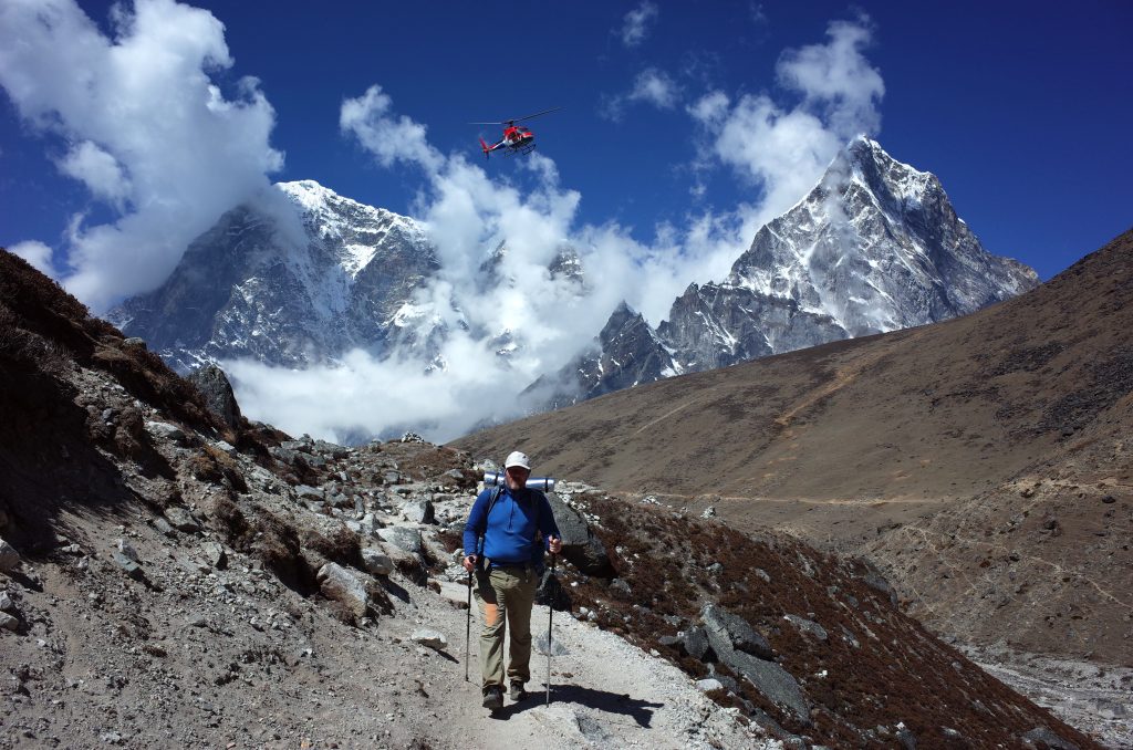 Elicottero nella valle del Khumbu. Foto Adobe Stock