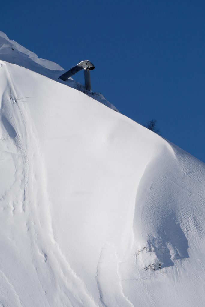 Cannone a gas per innescare le valanghe. Foto Adobe Stock