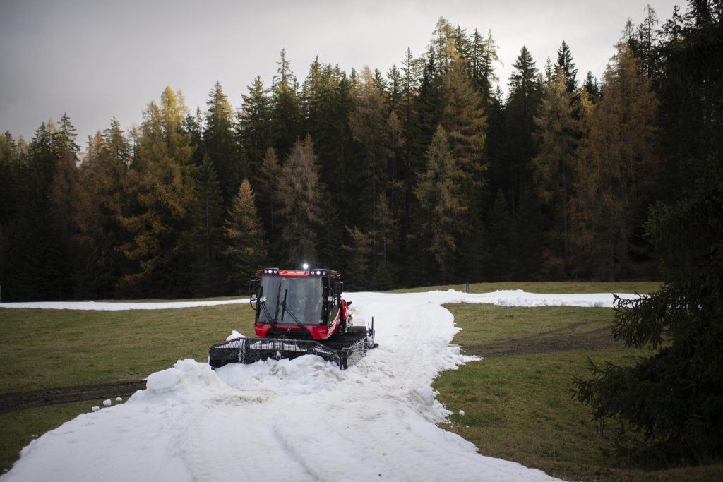 Creazione di una pista di sci di fondo con la neve conservata con lo snowfarming a Lenzerheide, Svizzera. Foto EPA/GIAN EHRENZELLER/ANSA