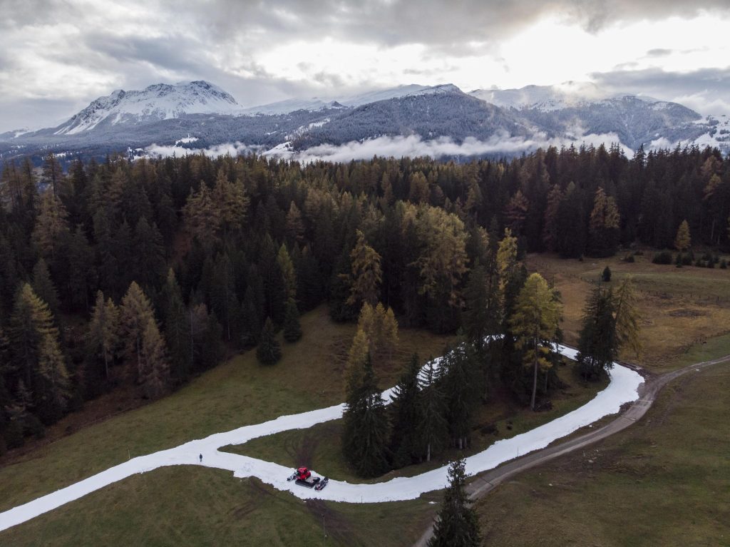 Snowfarming a Lenzerheide, Svizzera, per la preparazione di una pista da fondo. Foto EPA/GIAN EHRENZELLER/ANSA